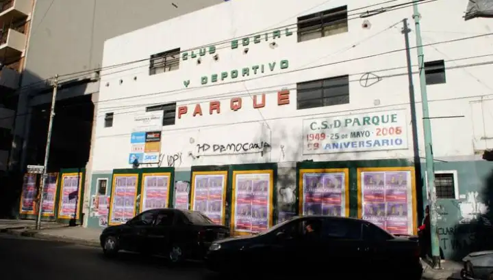 Fachada del Club Parque antes de la reapertura