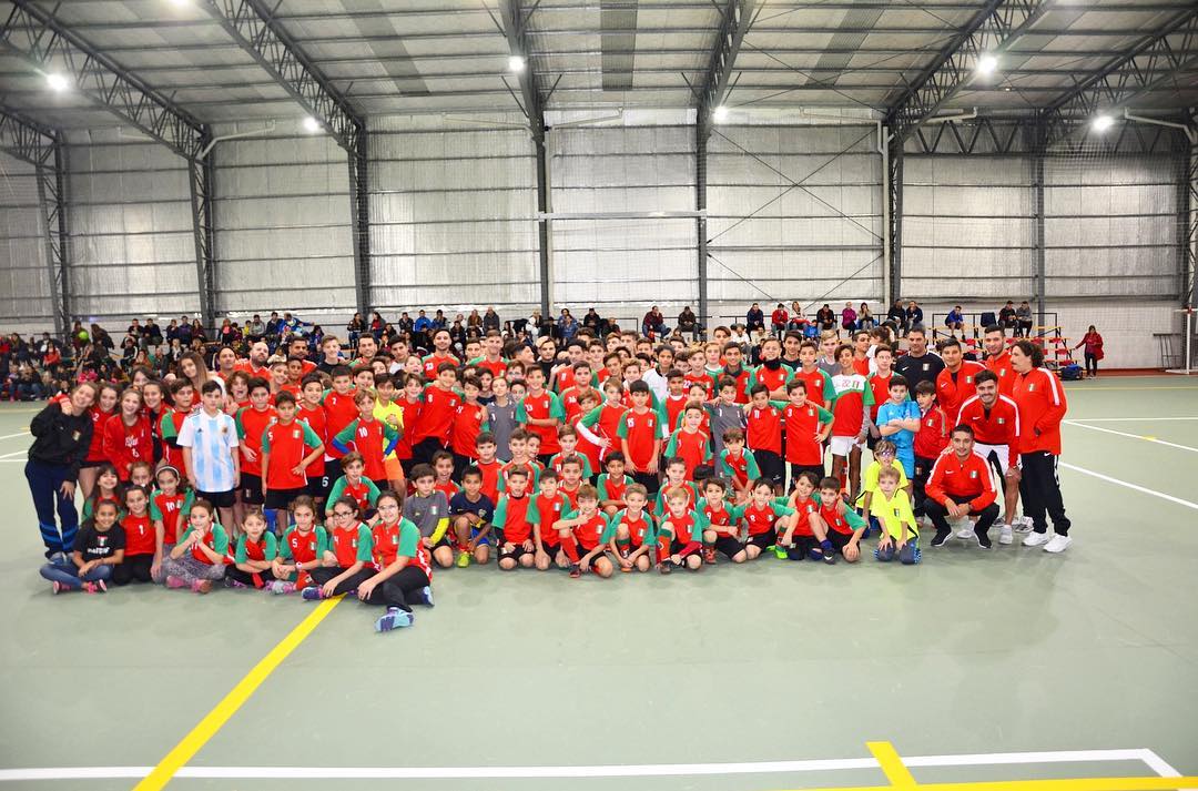 Toda la familia del Club Parque posa en la cancha de futsal: escuelita, inferiores y cuerpo técnico