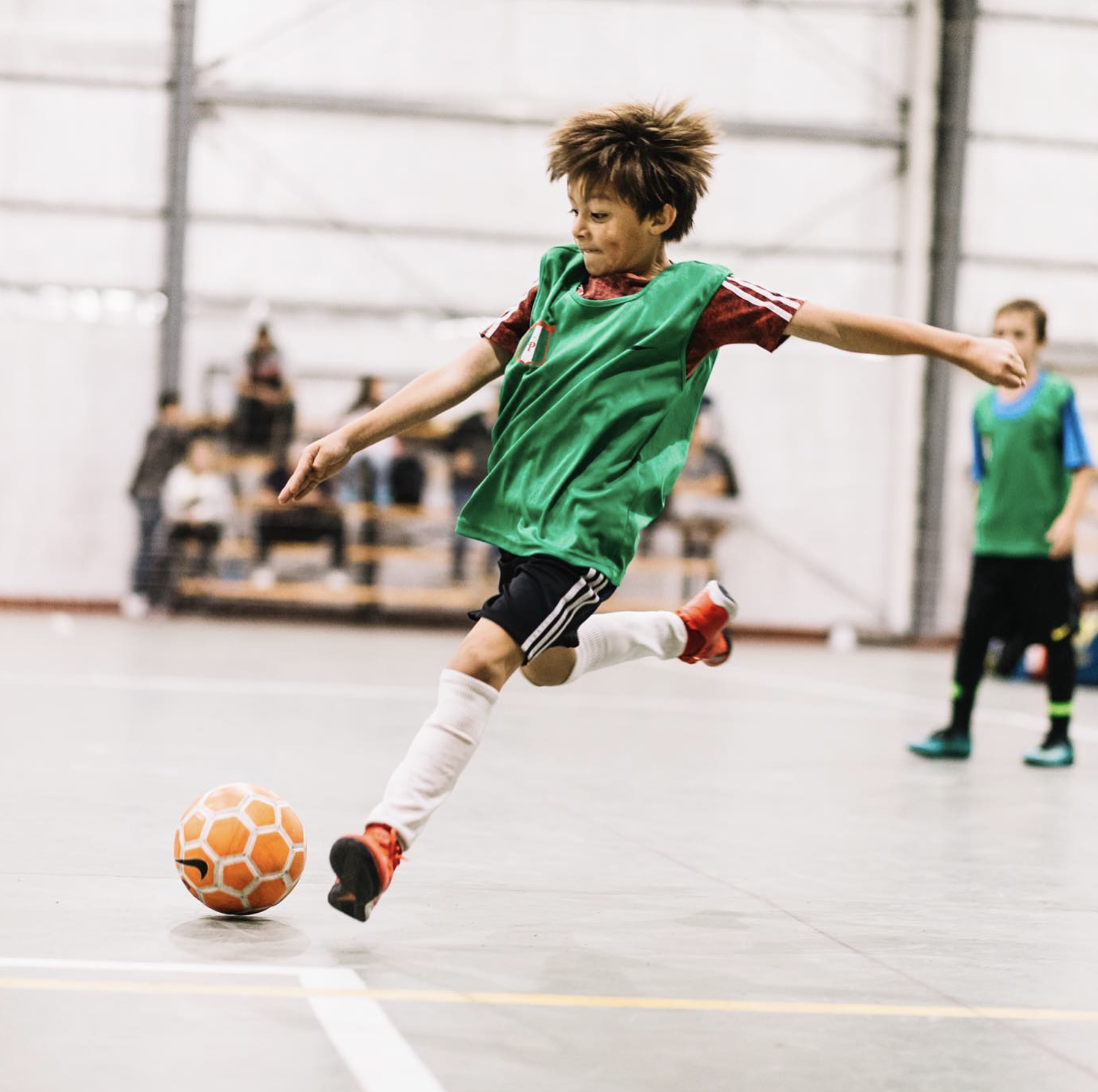 Jugador de Fútbol Infantil pateando la pelota