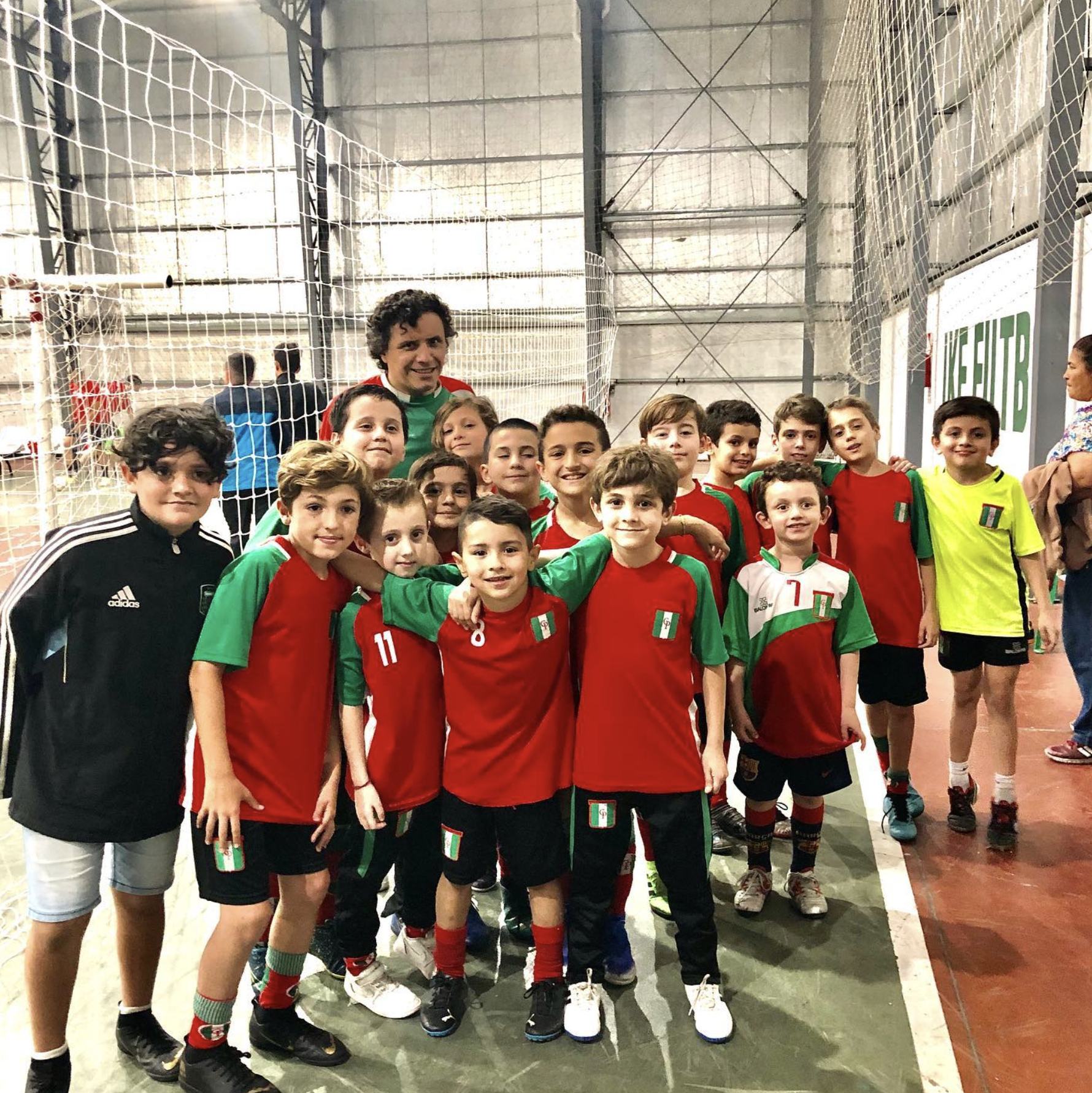 Plantel de Fútbol Infantil con el DT