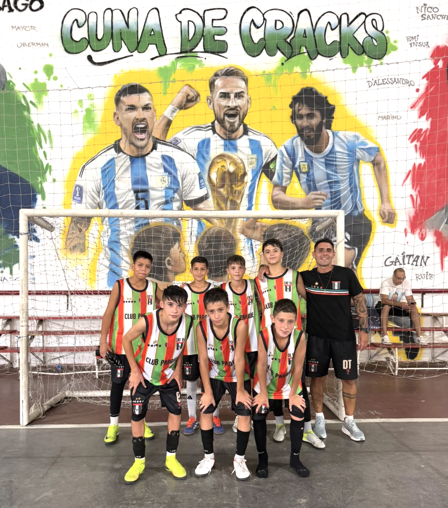 Equipo frente al mural Cuna de Cracks