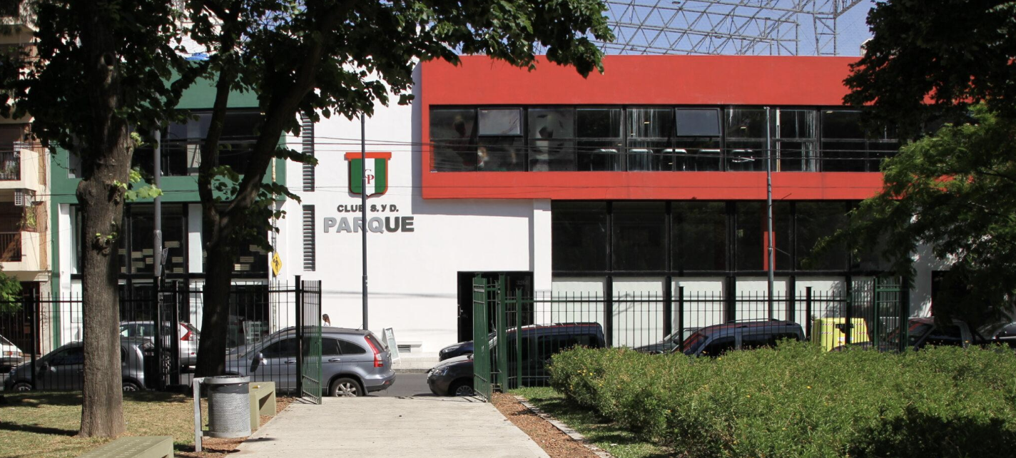Fachada actual del Club Parque en Marcos Sastre 3268, Villa del Parque